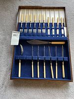 Full set in open case showing arrangement of utensils