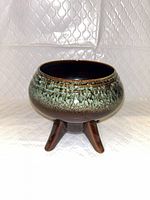 side profile showing glaze and legs