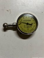 Front view showing yellow dial, 0–70 psi scale and branding