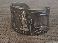 Front view showing hunter figure and overall cuff design