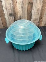Cupcake holder assembled with clear lid latched