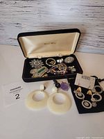 overall lot showing jewellery pieces and case