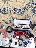 Overall view of jewellery lot on tabletop