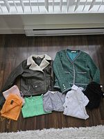 All items laid out on floor showing full lot