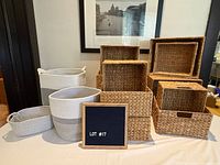 Overview of all wicker and rope baskets on table