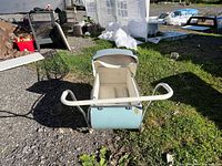 Front view showing pram body, handle and wheels