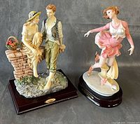 Overall view of both figurines