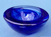 Oblique view showing bowl color, swirl pattern and brand mark