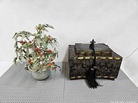 Overall view of bonsai tree and decorative box