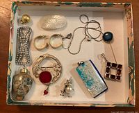 Overall view showing entire jewellery assortment in tray