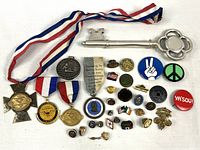 Overview of key, medals, buttons and pins