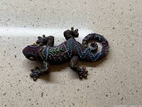 Top view of entire ceramic gecko figurine