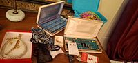 Overview of jewelry pieces in boxes on table