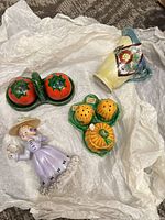 Overview of all porcelain items on tissue paper