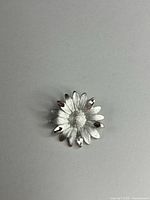 front view showing daisy design