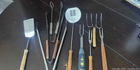 Overview of nine BBQ tools laid out on table