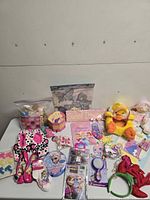 Full lot overview on table showing all items