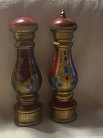 Front view of salt shaker and pepper mill set