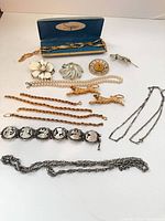 overview of all jewelry items in lot
