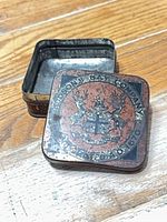 Lid and base showing crest and interior