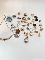 Overview of entire jewellery lot laid out