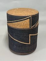 Covered vessel front view, lid on