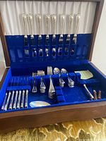 Full set in presentation case showing arrangement of all utensils