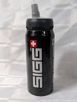 Front view showing SIGG logo and cap