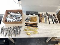 Overview of sorted utensil groups on table