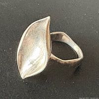 Top view showing leaf-shaped cup and branch-style band