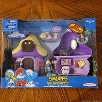 Front of sealed box showing playset contents