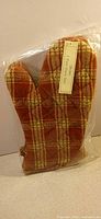 Front view of sealed plaid Alkaso oven mitt pair