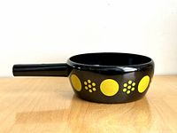 Side view showing yellow circle motif and handle