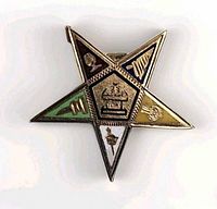 Front view of five-pointed enamelled gold Masonic pin