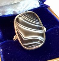 Top view of ring showing banded agate pattern