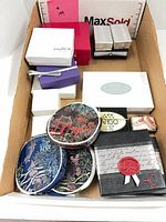 Tray of assorted jewelry boxes and pouches
