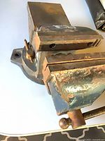 overall view of vise showing jaws, handle and base