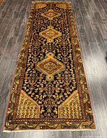 Full view of entire runner showing field, borders and overall colouring