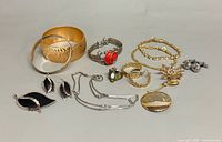 Overview of all jewelry pieces in lot