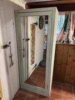 Cabinet front with mirrored door closed