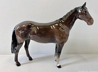 Right side profile of Beswick bay thoroughbred figurine