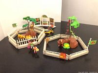 Overview of both animal enclosures with figures and accessories