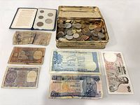 Overview of entire lot: tin of coins, booklet set, seven banknotes