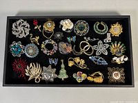 Tray of 20+ assorted vintage brooches