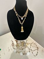 Overview of all jewellery pieces on bust and tabletop