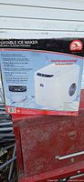 Box front showing Igloo ICE102C ice maker image and branding