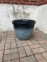 Exterior view of planter showing two-tone colour and ribbed rim