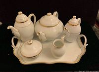 Full set arranged on tray showing all pieces