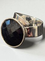 Side view showing onyx stone in bezel and wide band