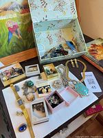 Overall lot overview with jewellery boxes and items on table